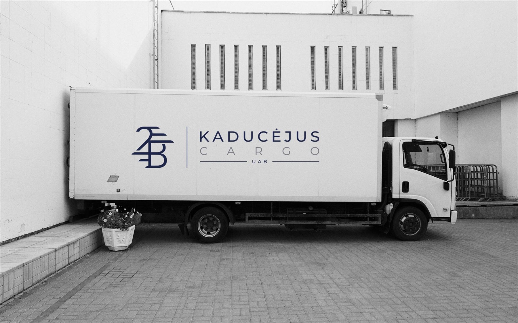Sunkvežimis su Kaducėjus Cargo logotipu